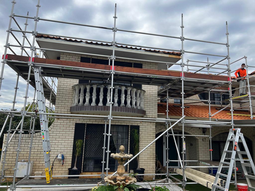 GRM roofer on full scaffolding at a two-storey Perth home re-roof